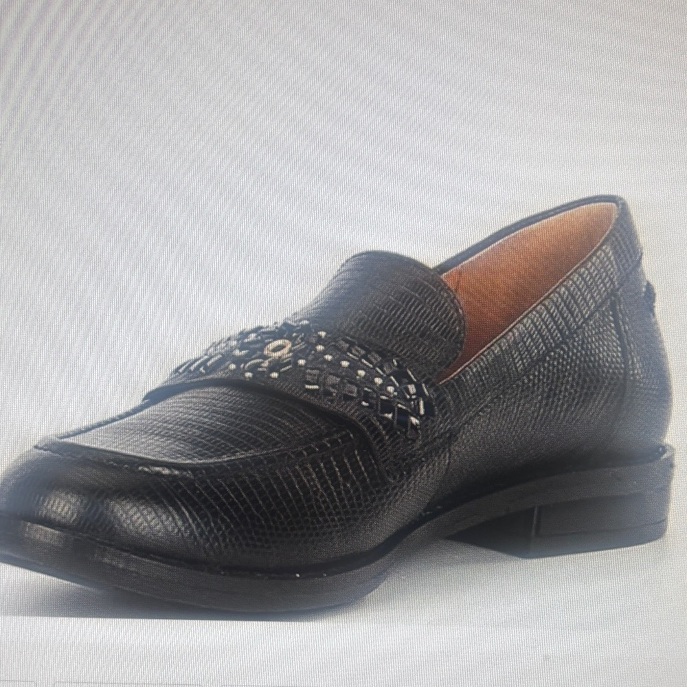 New Brioso Women’s Leather comfort Loafer.  Size 6.  Black